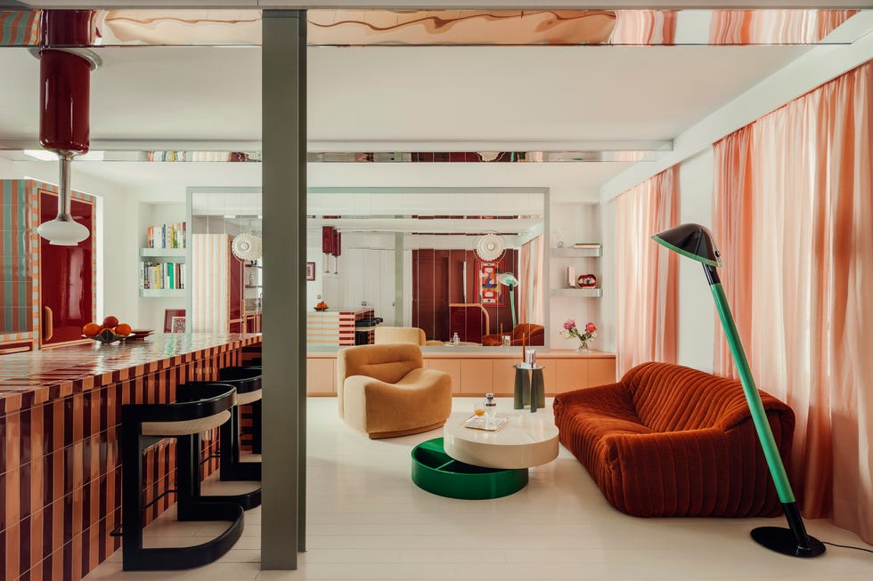 casa parisina decorada en rojo, naranja y azul claro, de atelier ha