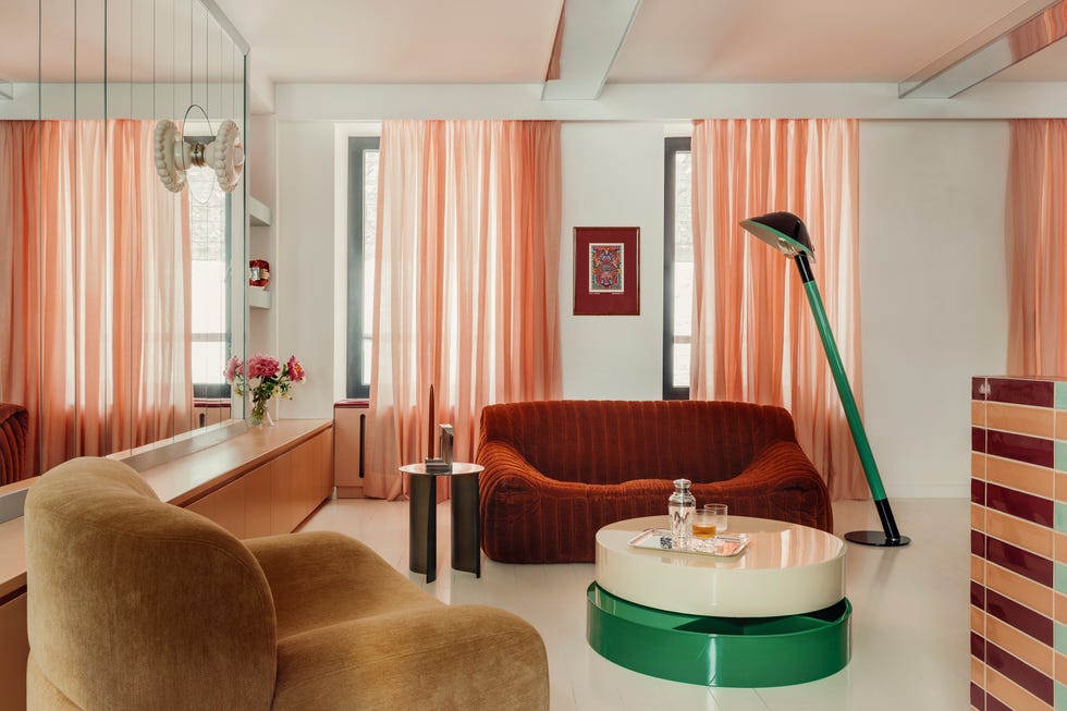 casa parisina decorada en rojo, naranja y azul claro, de atelier ha
