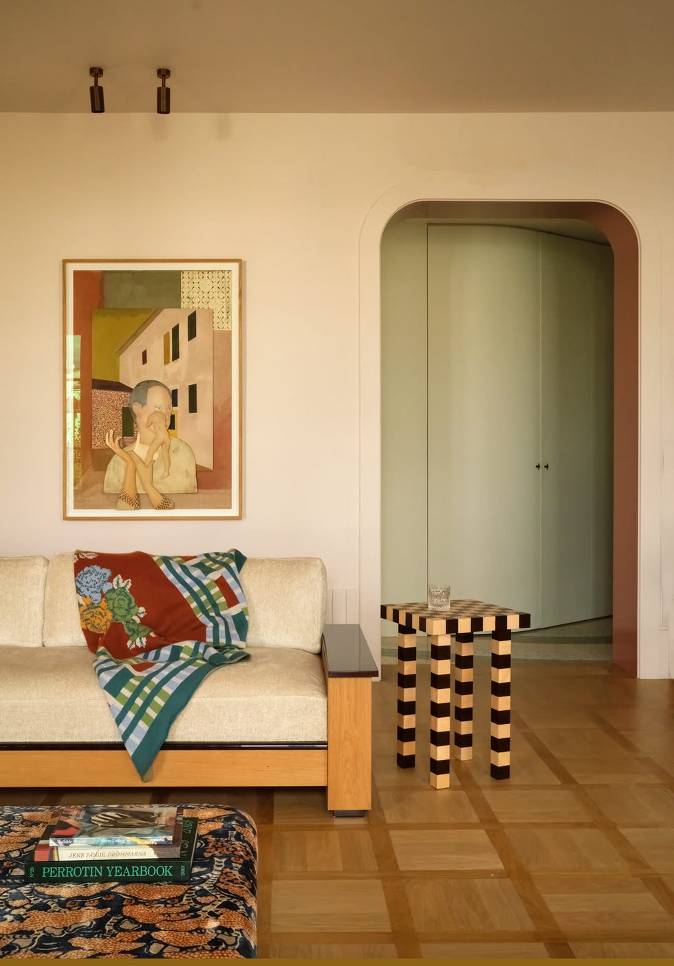 una casa parisina con muebles del movimiento moderno y colores de italia del estudio hauvette madani