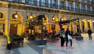 Adiós a las terrazas cubiertas de María Pita y a las del covid, que deberán elegir entre la plaza de párking o la acera - La Voz de Galicia