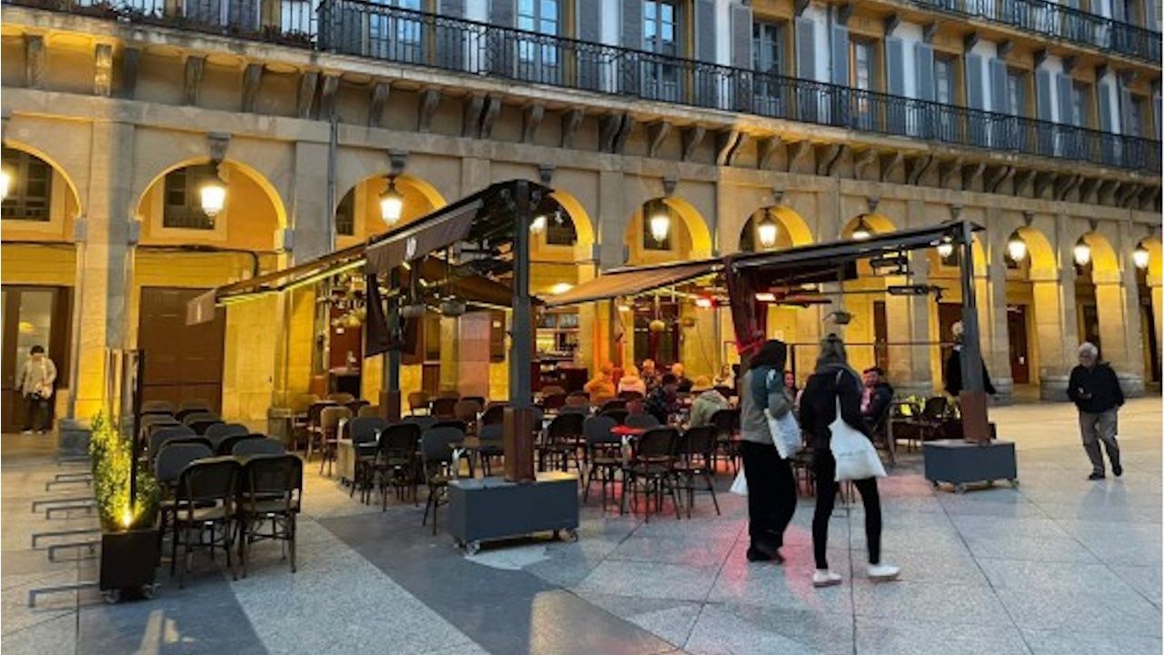 Adiós a las terrazas cubiertas de María Pita y a las del covid, que deberán elegir entre la plaza de párking o la acera - La Voz de Galicia