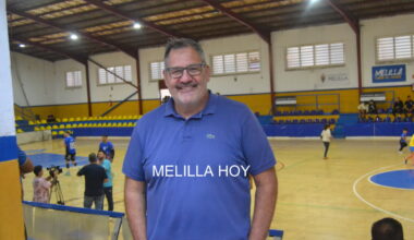 Sasa Kuburovic sonriendo en el pabellón de Melilla durante un evento deportivo.