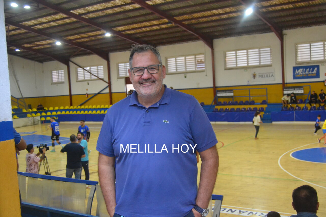 Sasa Kuburovic sonriendo en el pabellón de Melilla durante un evento deportivo.