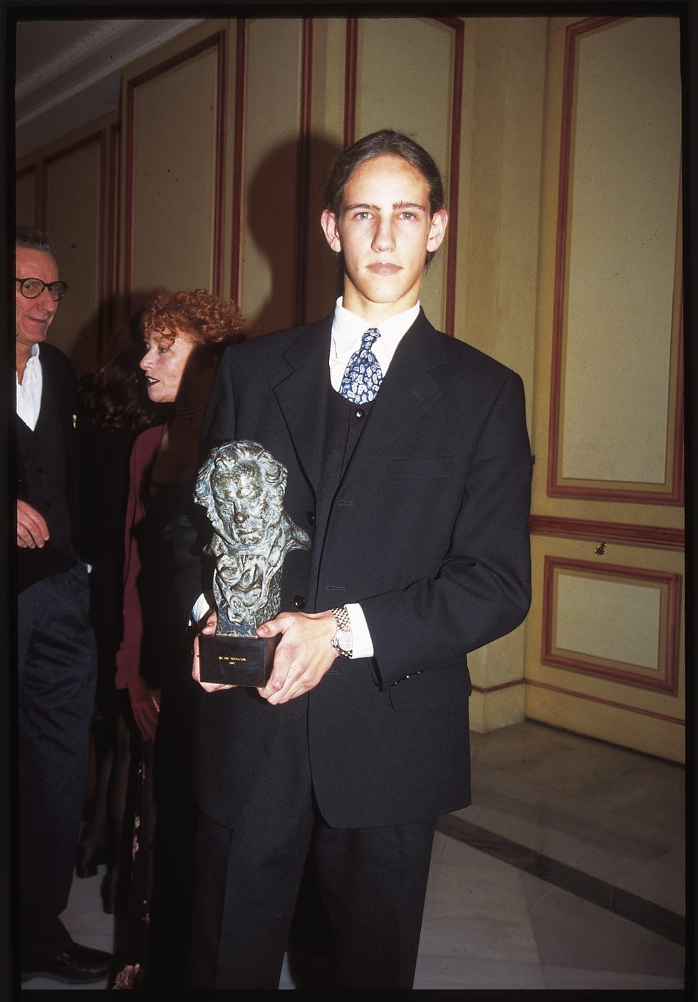 gonzalo miro con premio goya a su madre pilar miro