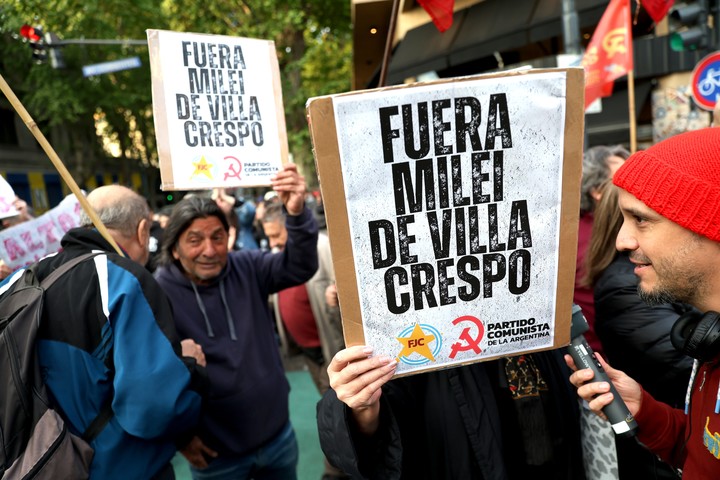 Vecinos y simpatizantes y opositores a Milei se manifestaron en la previa de la presentación del libro  'La Construcción del Milagro' de Javier Milei, en la ciudad de Buenos Aires. Francisco Loureiro / Clarín