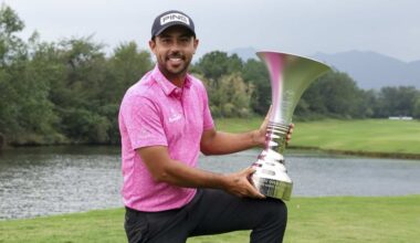 Sebastián García Rodríguez posa con el trofeo de campeón del Hangzhou Open.