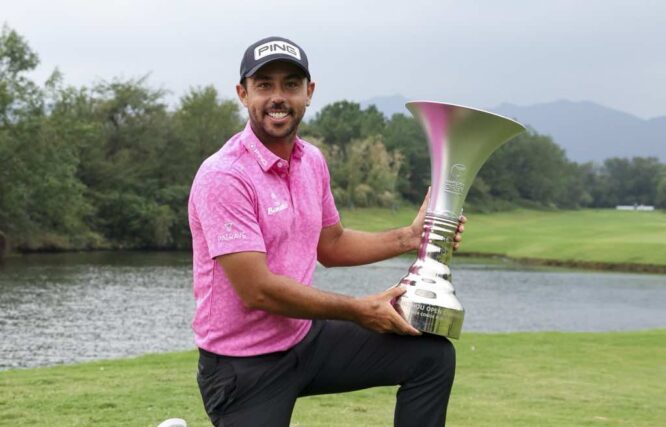 Sebastián García Rodríguez posa con el trofeo de campeón del Hangzhou Open.