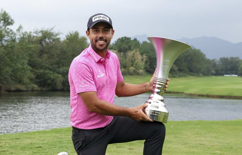 Sebastián García Rodríguez posa con el trofeo de campeón del Hangzhou Open.