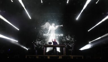 El Padre Guilherme sí cumple con sus fieles en su concierto en la plaza del Pilar de Zaragoza