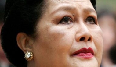 Muere a los 93 años la reina madre de Tailandia Sirikit