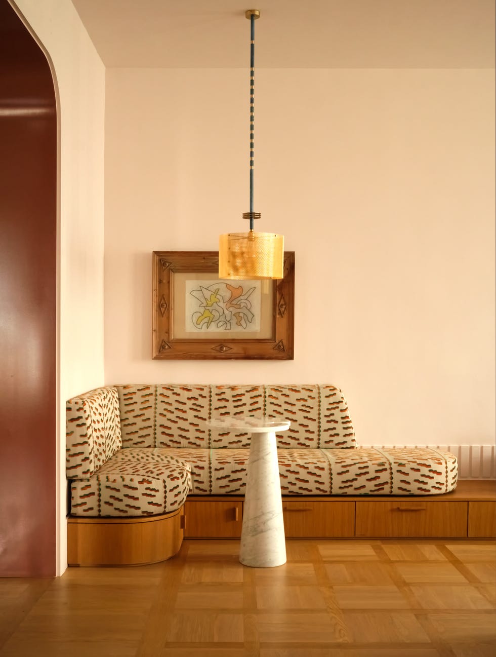 una vivienda parisina con mobiliario moderno y colores italianos del estudio hauvette madani