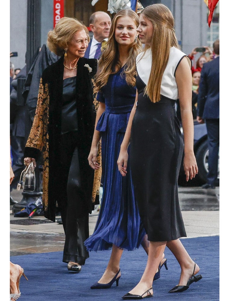 En 2023, la Princesa de Asturias eligió un diseño de Moisés Nieto, y Doña Sofía un vestido más informa de la marca Cardié.
