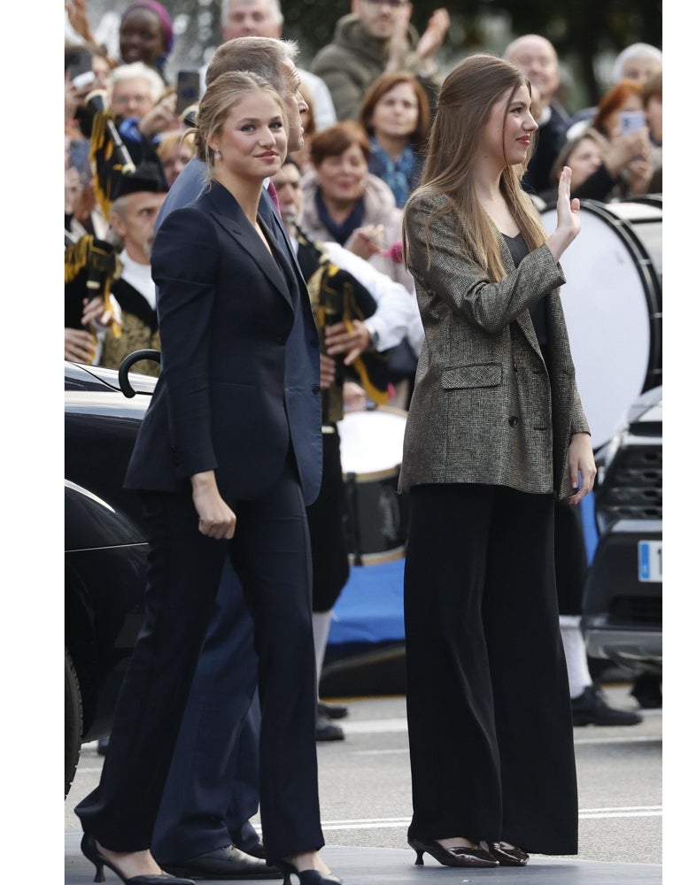 En 2024 las hermanas optaron por los pantalones, cada una en su estilo.