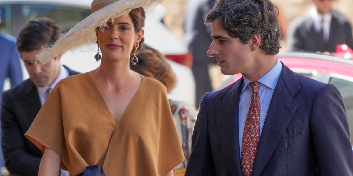 Sofía Palazuelo espectacular como invitada en la boda de su hermano en Cáceres