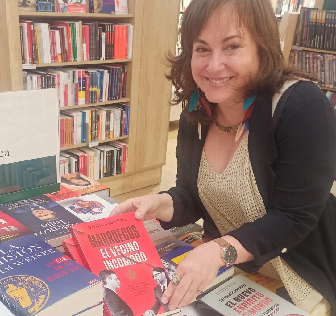 Sonia Moreno presentando su libro Marruecos, el vecino incómodo en una librería