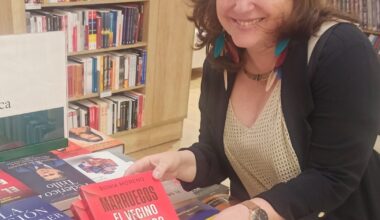 Sonia Moreno presentando su libro Marruecos, el vecino incómodo en una librería
