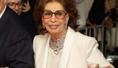 El sorprendente look de madrina de boda de Sophia Loren (91)