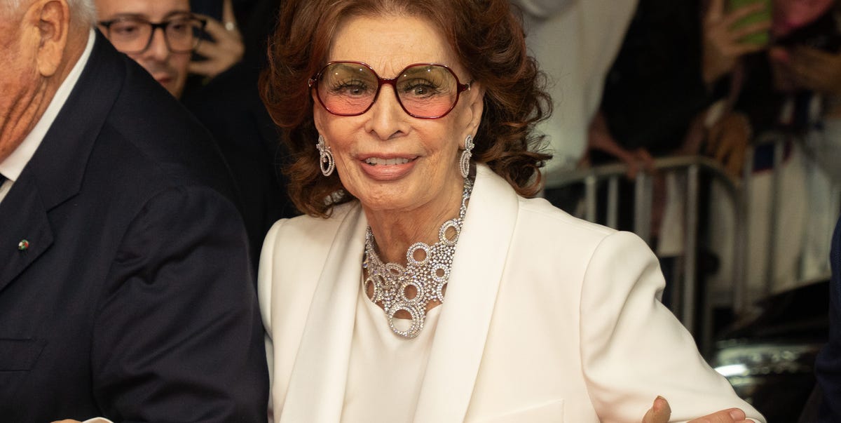 El sorprendente look de madrina de boda de Sophia Loren (91)