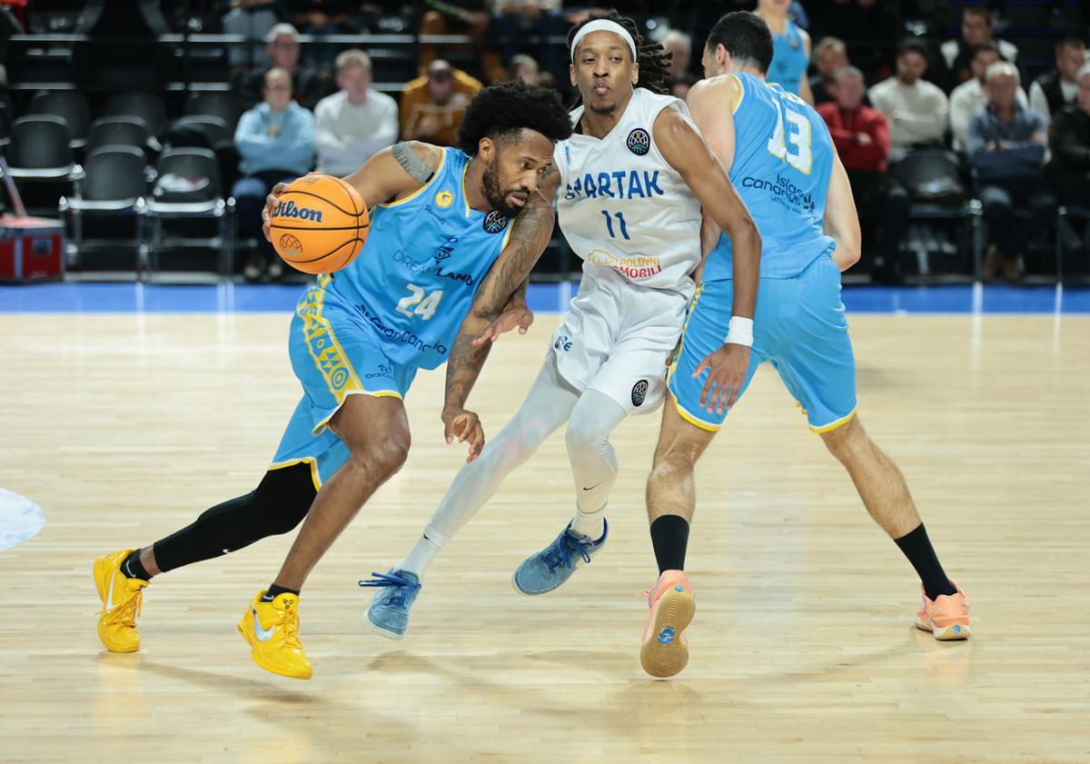 Imagen principal - Angola (arriba), Pelos (abajo a la izuiqerda) y Tobey, en distintos lances del encuentro.