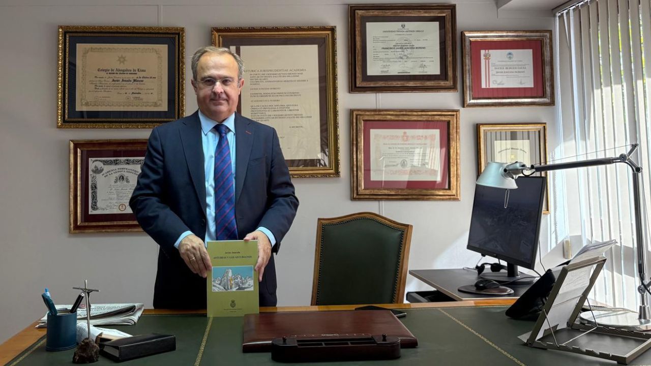 Javier Junceda analiza el asturianismo en su nuevo libro: «En lo político somos irrelevantes, y eso no fue así en el pasado»