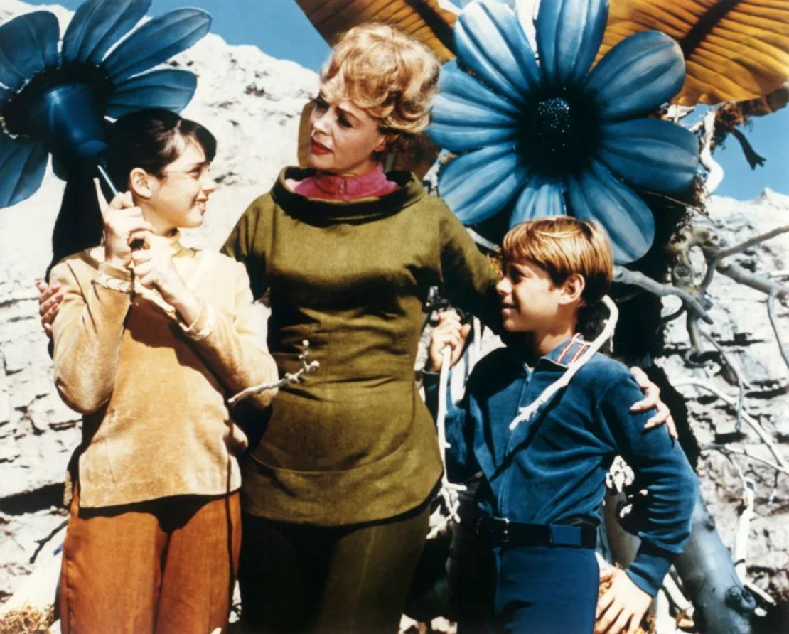 De izquierda a derecha: Angela Cartwright, June Lockhart y Billy Mumy en 