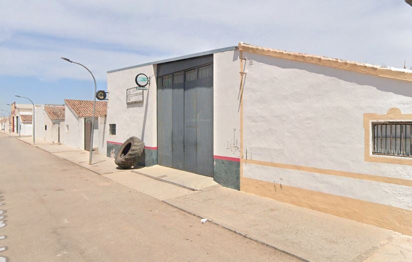 Muere un hombre al reventar una rueda en un taller en Los Palacios