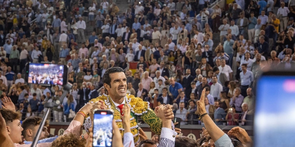 Emilio de Justo resucita por la Puerta Grande en una corrida de ricos