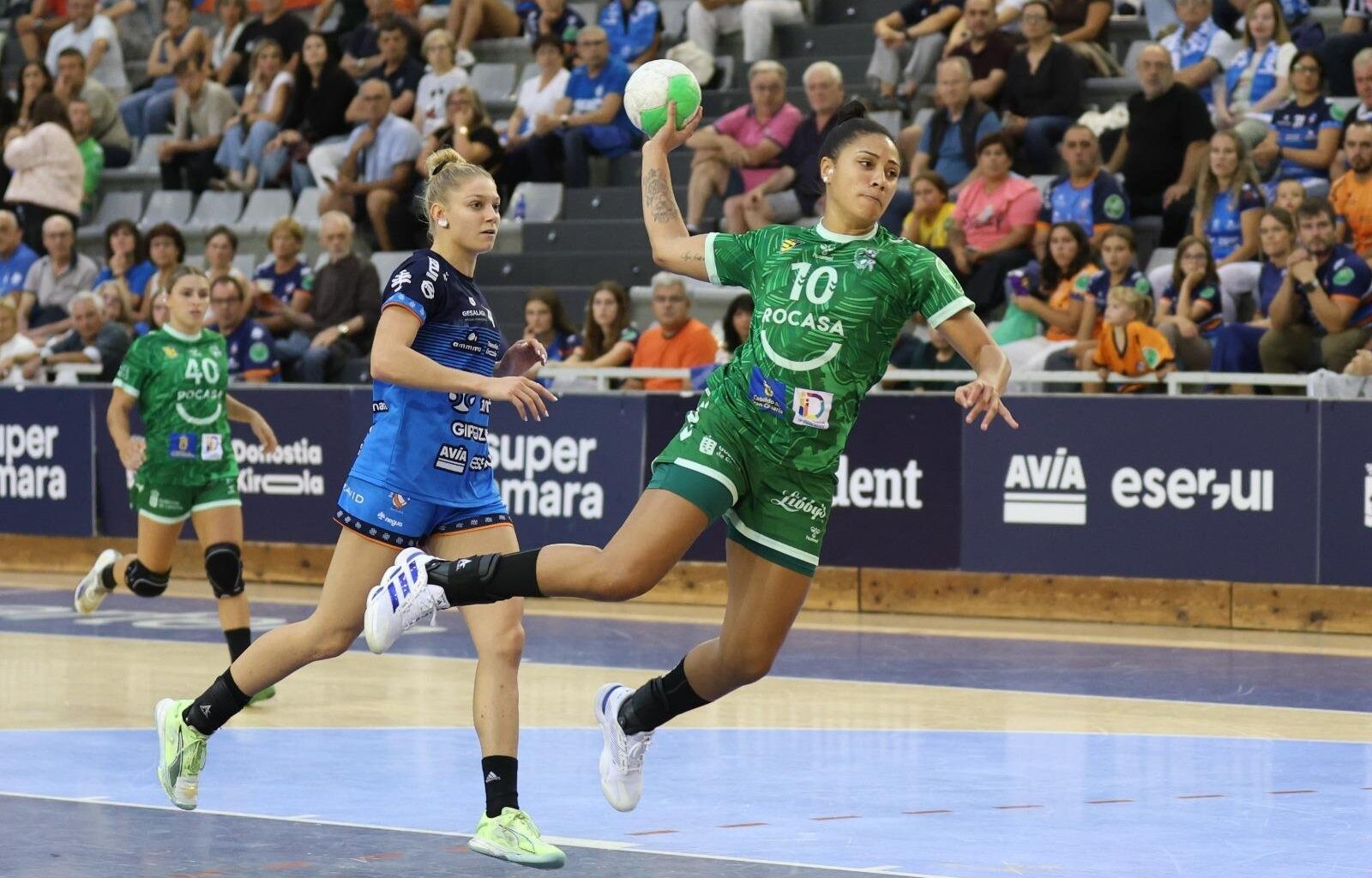 María González y Larissa Da Silva destacan en el equipo más goleador del arranque liguero, el Rocasa Gran Canaria