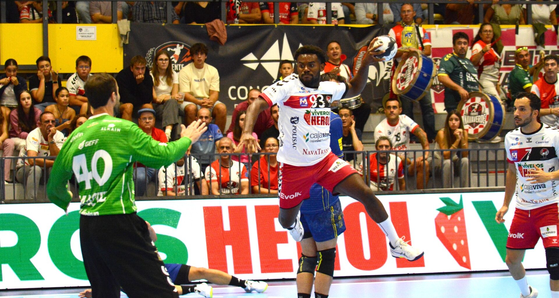 Lufuanitu busca el lanzamiento en un instante del encuentro entre Viveros Herol Nava y Bidasoa Irún celebrado en el Guerreros Naveros./AMADOR MARUGÁN