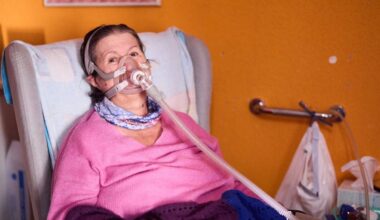 Los últimos días de Tina por el retraso de las ayudas para ELA: «Me obligan a morir»