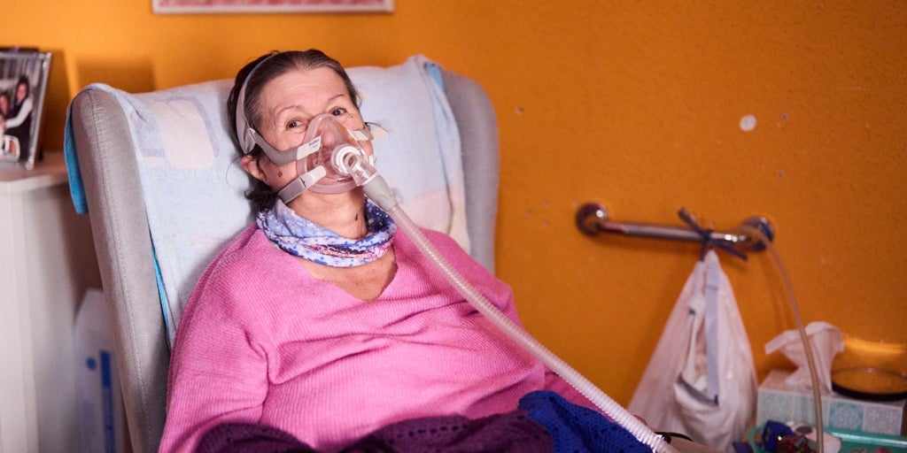 Los últimos días de Tina por el retraso de las ayudas para ELA: «Me obligan a morir»