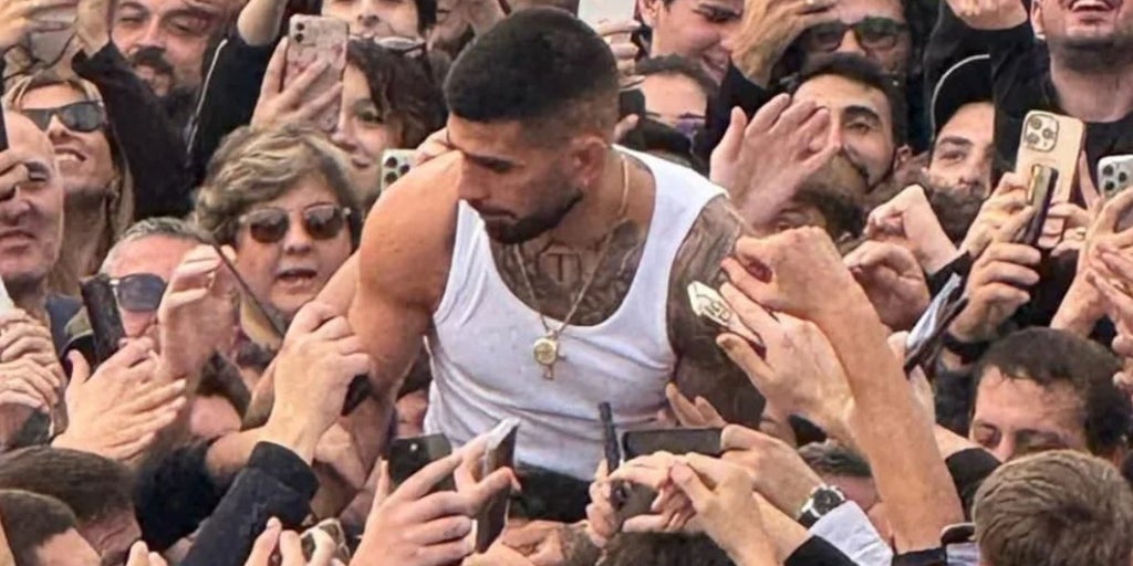 Ilia Topuria se da un baño de masas en Georgia a la espera de firmar su próxima pelea en la UFC