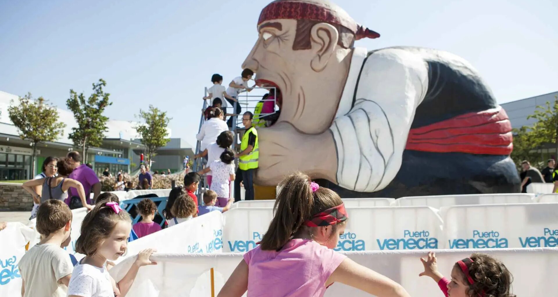 Horarios y recorridos de los cabezudos y el tragachicos en Zaragoza por los Pilares 2025