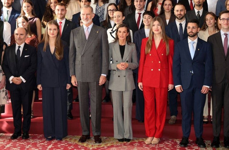 Los cuatro han elegido el traje sastre.