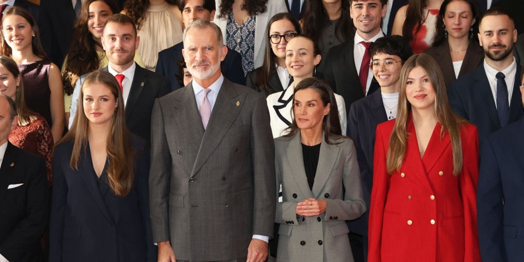 Los trajes de la Reina Letizia, la Princesa Leonor y la Infanta Sofía para los actos de día de los Premios Princesa de Asturias