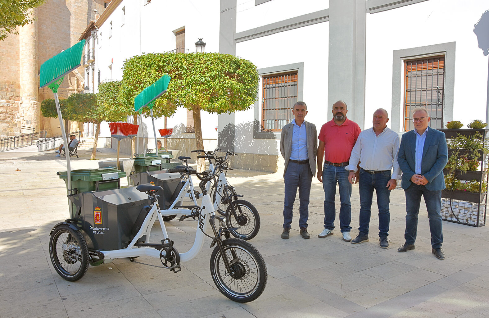 El servicio de limpieza viaria incorpora tres triciclos eléctricos que reducirán tiempos y harán más eficaz el trabajo de sus empleados