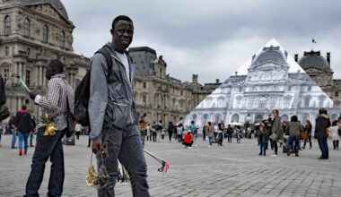 El Louvre, gran museo nacional, en estado crítico y convertido en un zoco multicultural
