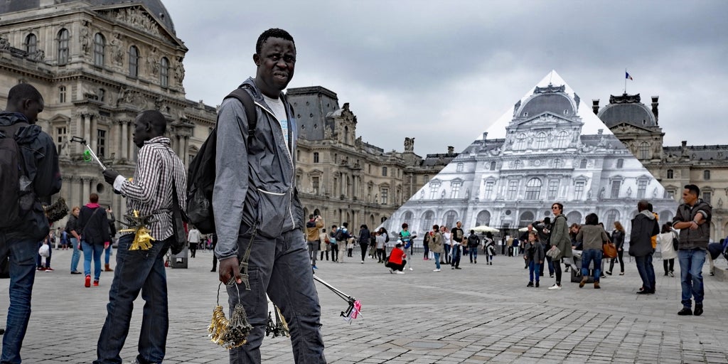 El Louvre, gran museo nacional, en estado crítico y convertido en un zoco multicultural