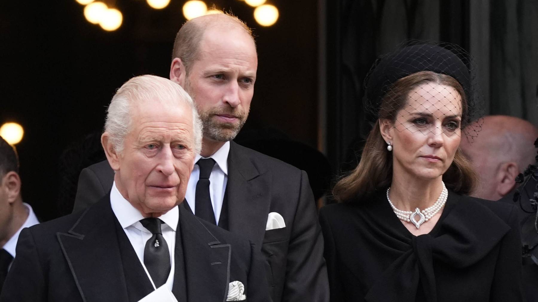 El rey Carlos III y los príncipes de Gales. (Foto: Gtres)