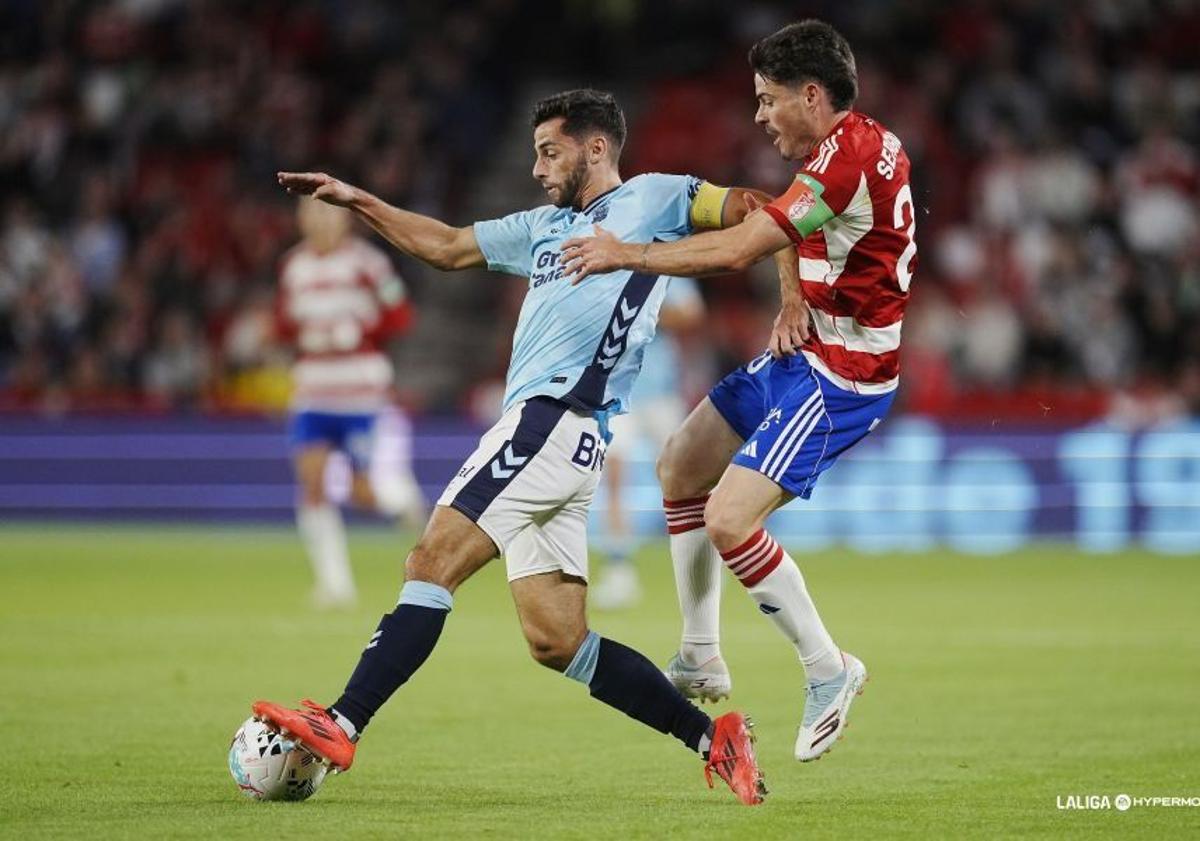 Imagen principal - Arriba, Loiodice trata de progresar en la medular. Abajo a la izquierda, Enrique Clemente controla el esférico ante Sola. A la derecha, el técnico amarillo Luis García.