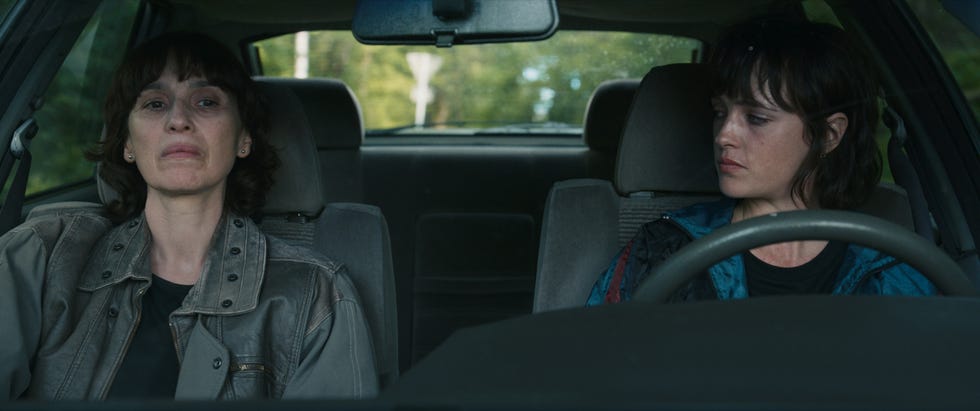 ariadna gil y susana abaitua en 'un fantasma en la batalla'