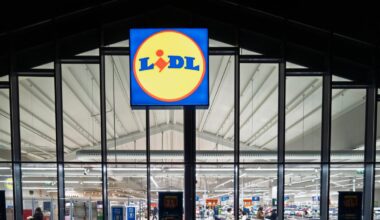 Una anciana no puede pagar la compra en un Lidl, un cliente se ofrece a ayudar y la reacción del resto da para la reflexión