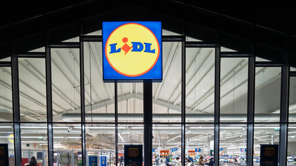 Una anciana no puede pagar la compra en un Lidl, un cliente se ofrece a ayudar y la reacción del resto da para la reflexión