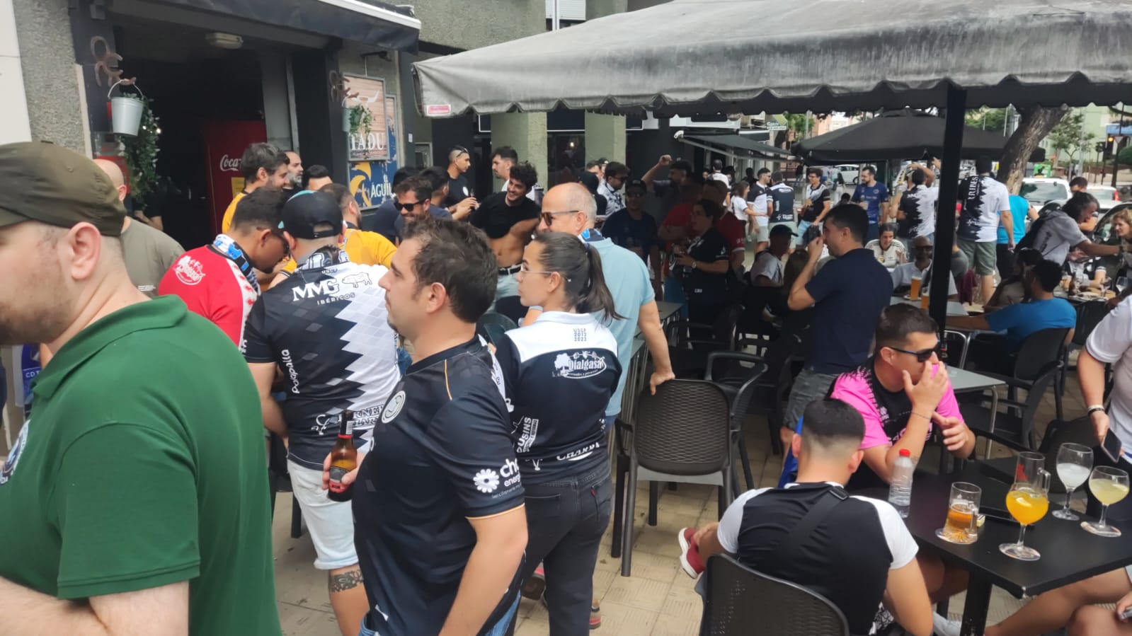 La afición de Unionistas tiñe Tenerife de blanco y negro