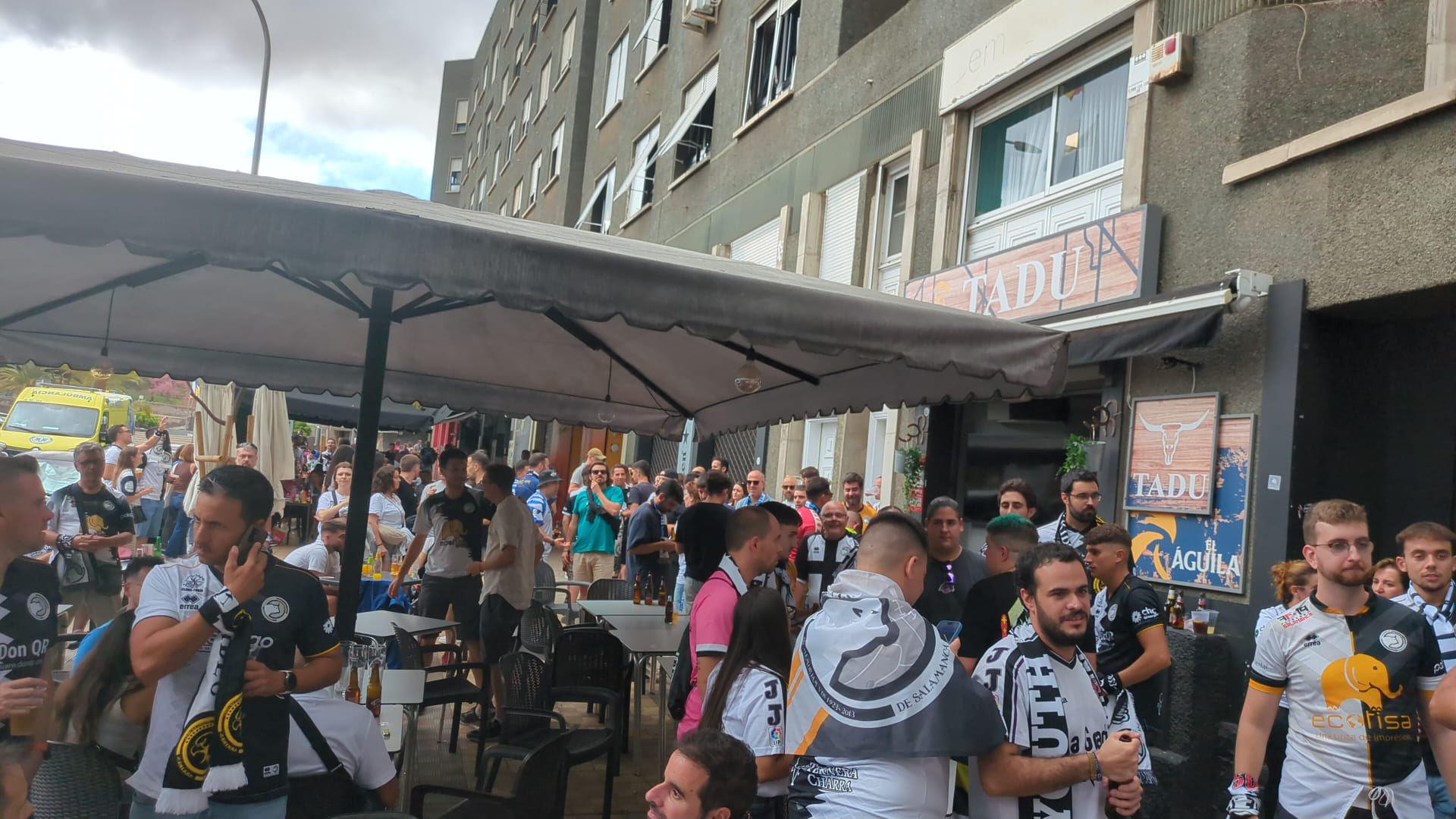 La afición de Unionistas tiñe Tenerife de blanco y negro