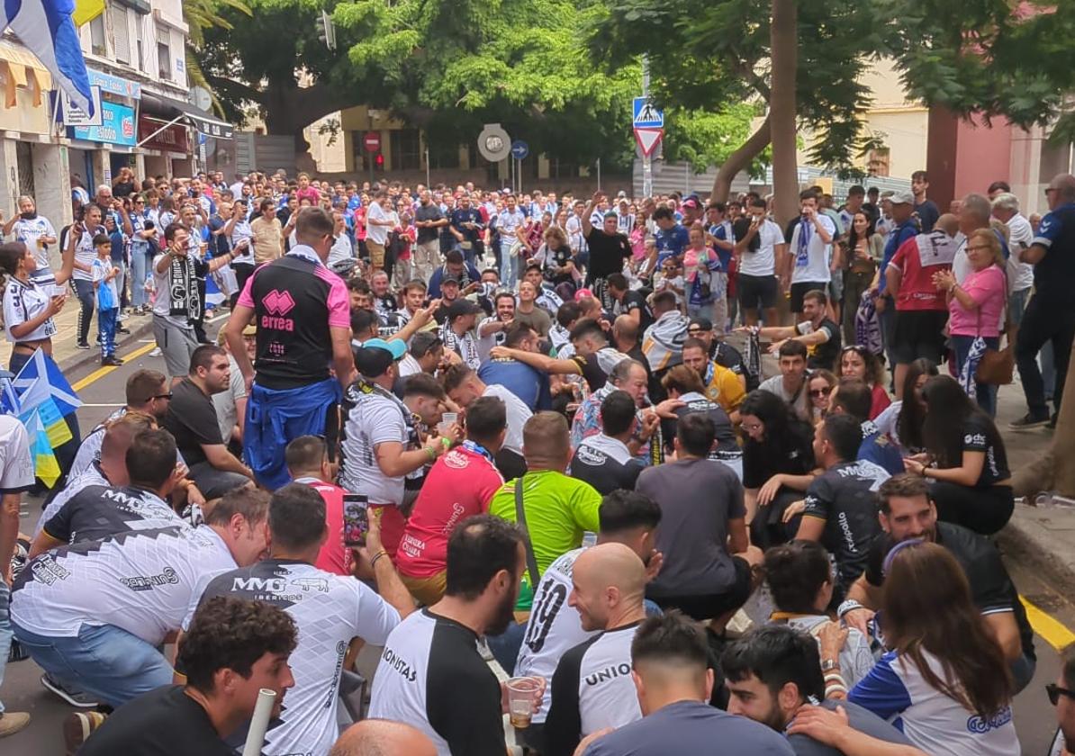 La afición de Unionistas tiñe Tenerife de blanco y negro