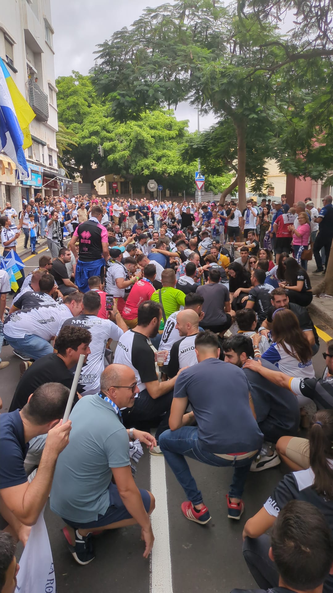 La afición de Unionistas tiñe Tenerife de blanco y negro