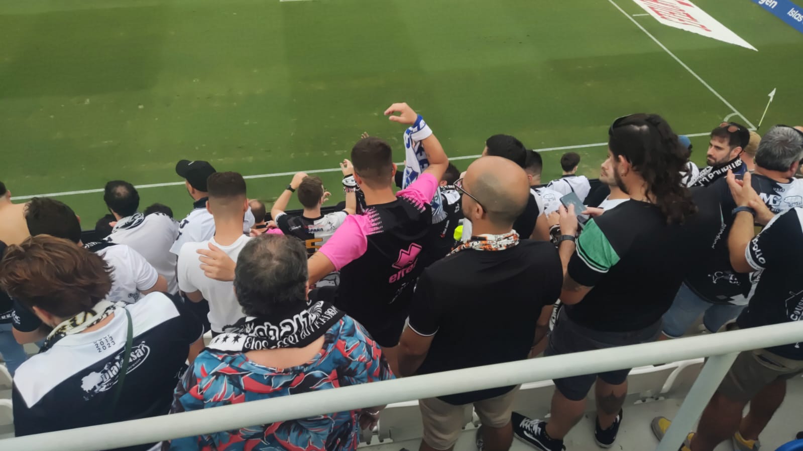 La afición de Unionistas tiñe Tenerife de blanco y negro