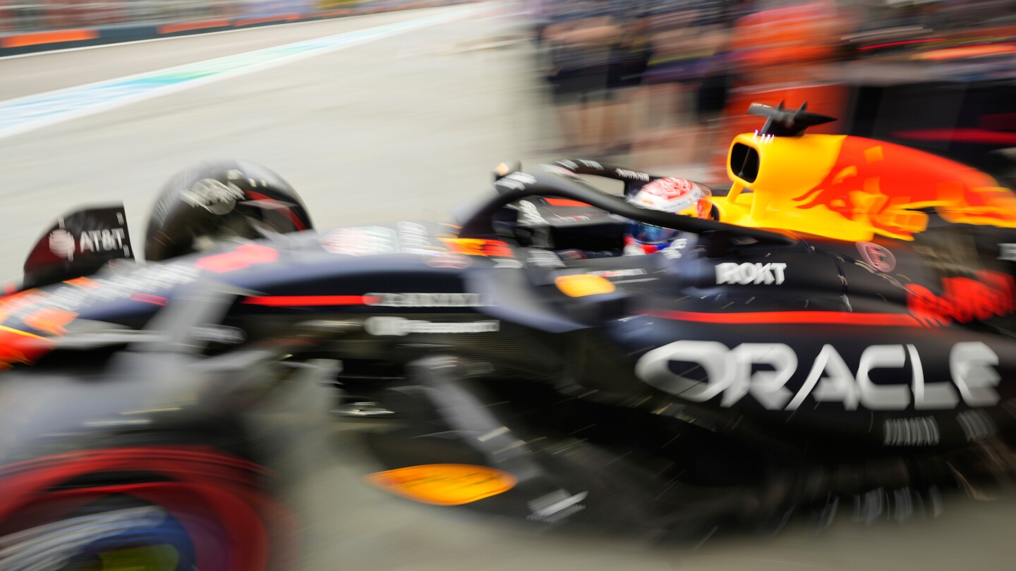 Max Verstappen avanza en la lucha por el título de F1 en Singapur mientras McLaren tropieza