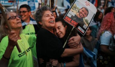 Israel dice que Hamás ha entregado los primeros 7 rehenes a Cruz Roja en el cese el fuego en Gaza